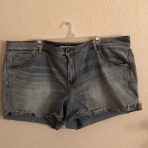 Light fade jean shorts!